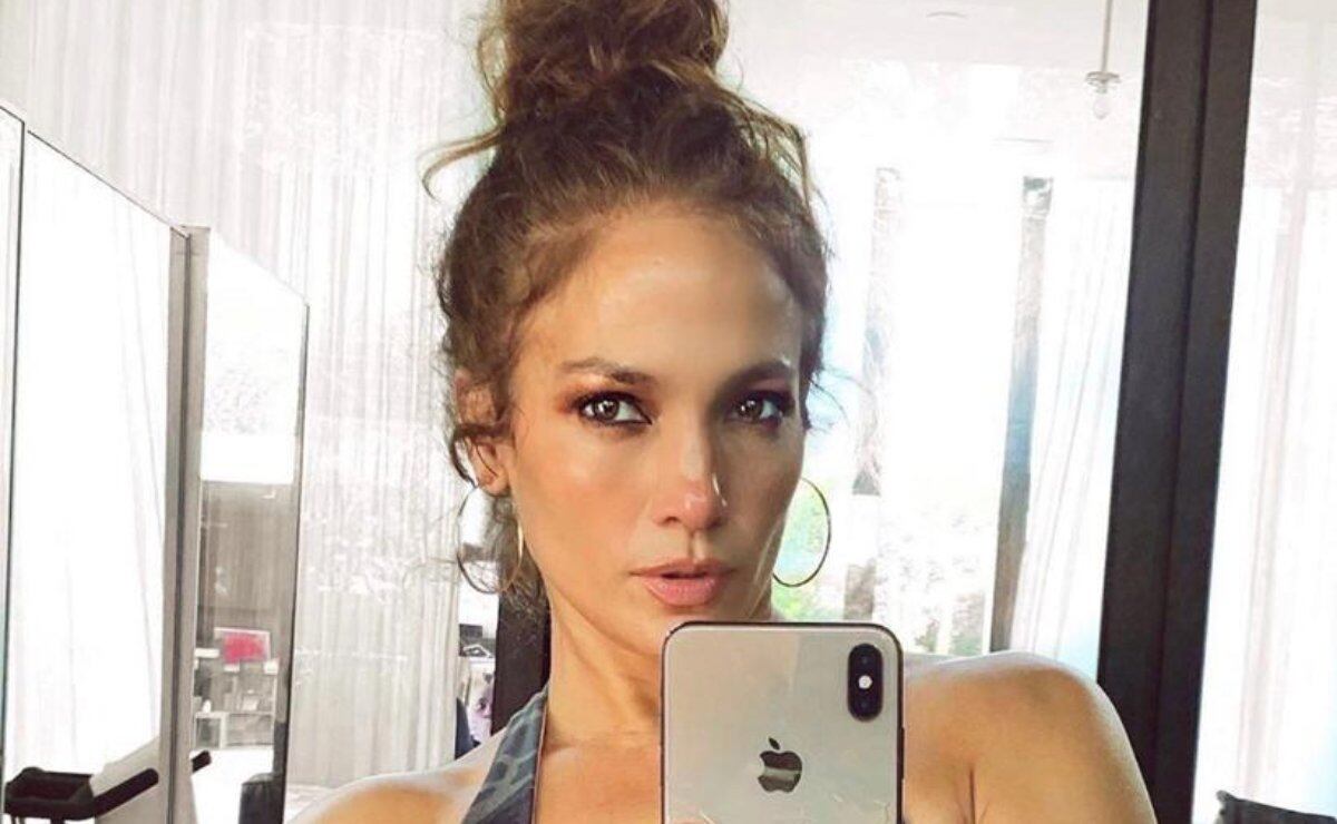 Jennifer Lopez da los buenos días en bata y sin maquillaje 