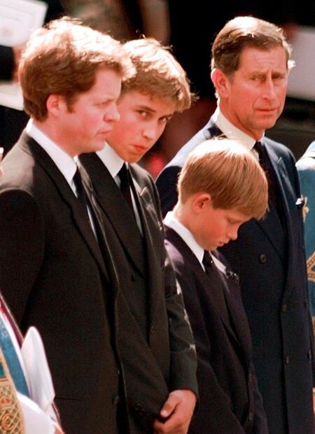 El rey Carlos arrepentido por hacer que William y Harry participaran en el funeral de la princesa Diana