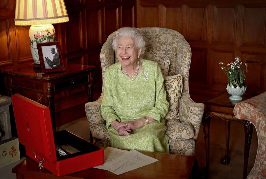 La reina Isabel II, de 95 años, da positivo a Covid-19: "tiene síntomas leves similares a los de un resfriado"