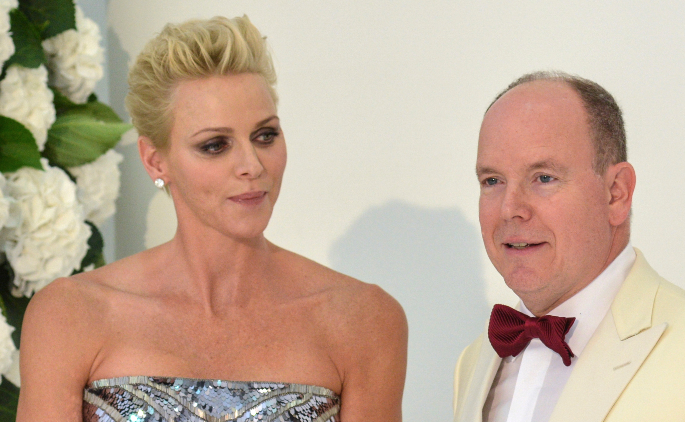 El principe Alberto II de Monaco y la princesa Charlene durante  el "Monaco Red Cross Ball" de 2017 / AP