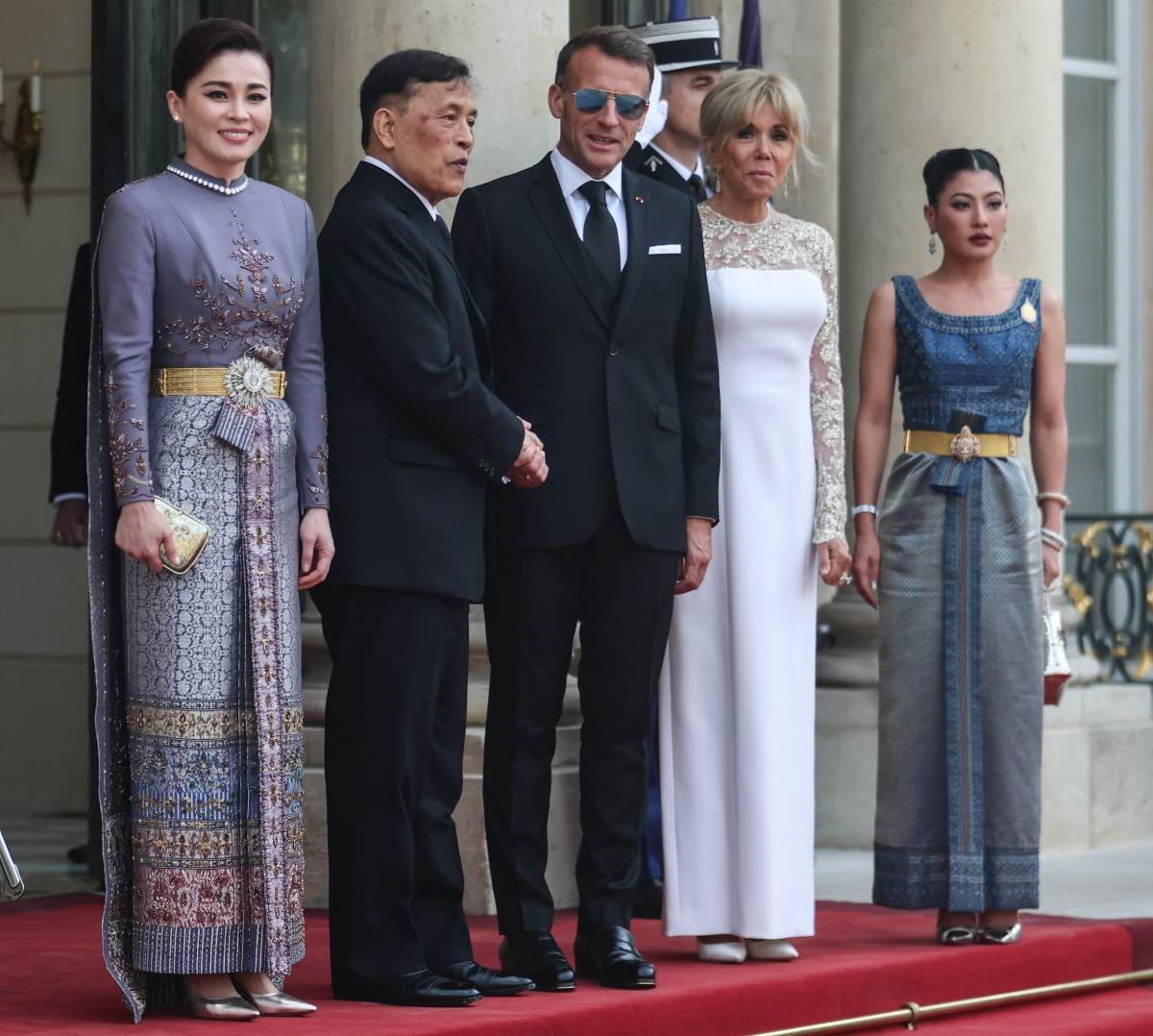 La familia real tailandesa junto a Emmanuel y Brigitte Macron / Foto: EFE