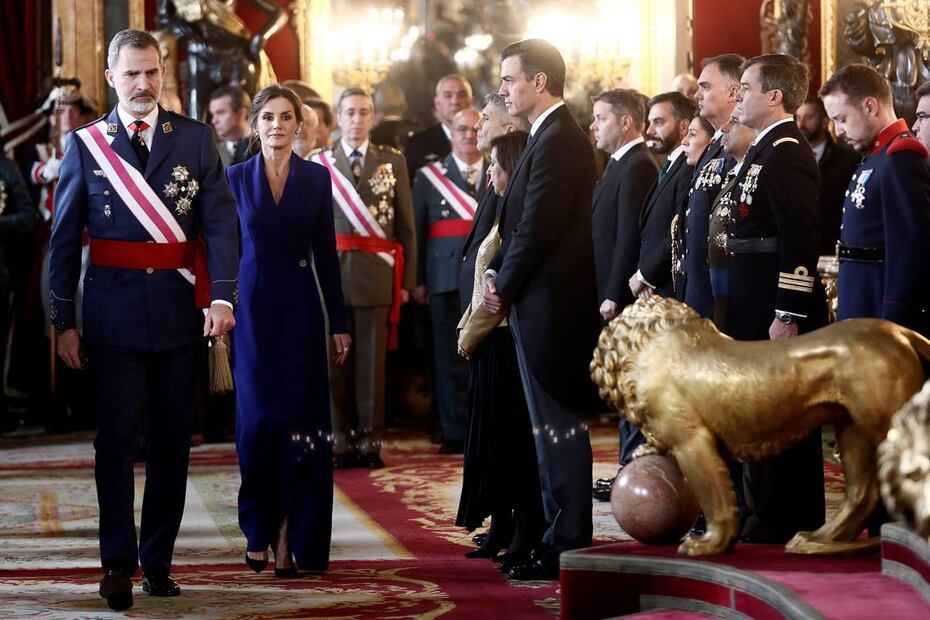 La reina Letizia de España impacta con un elegante maxi blazer en la pascua militar 