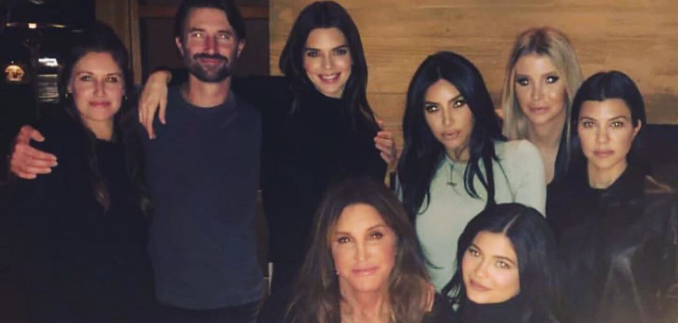Las Kardashian- Jenner festejan a Caitlyn Jenner con foto en pastel de cuando era hombre 