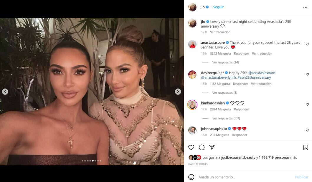 Jennifer Lopez presume sus tonificadas piernas en un elegante vestido de Valentino