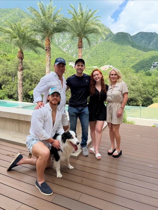 Aldo de Nigris con su familia / Foto: Especial