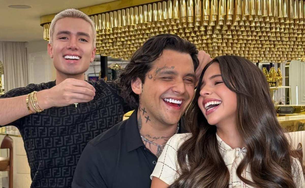 Miguel Ángel de la Mora junto a Christian Nodal y Ángela Aguilar / Foto: Instagram @micky_hair