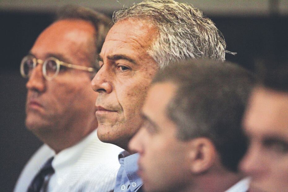 Aparece el príncipe Andrés con su mamá, la reina Isabel II, tras la muerte de su amigo Jeffrey Epstein