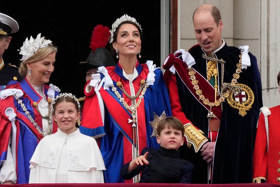 Los bostezos y más caras graciosas del príncipe Louis en la coronación de Carlos III