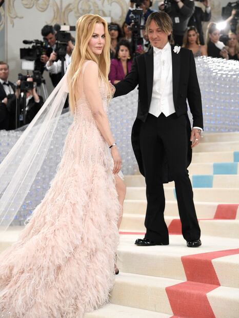Nicole Kidman honra a Karl Lagerfeld y recicla un vestido nude de ensueño para la Met Gala