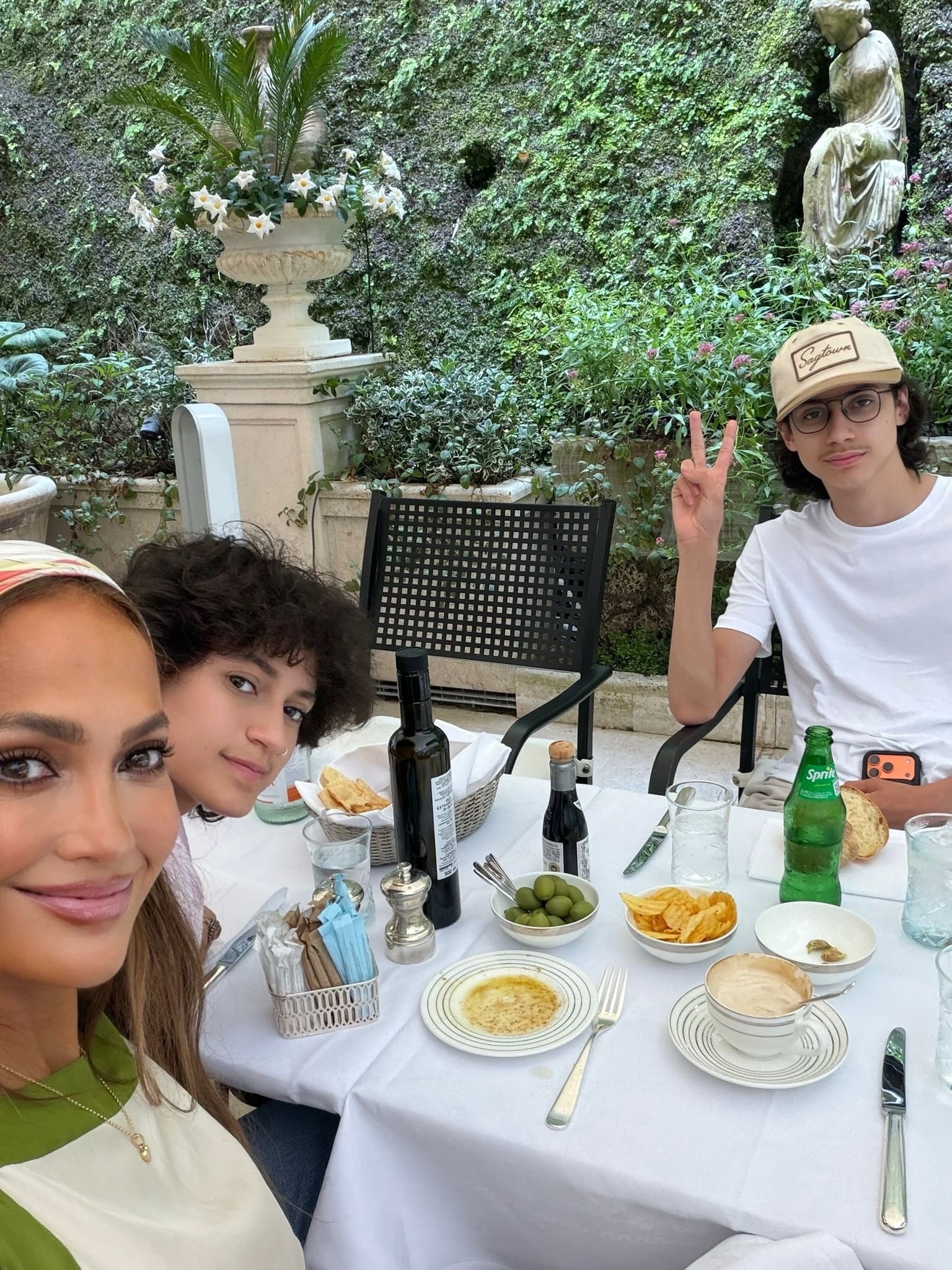 Jennifer Lopez con sus hijos Oskar y Max. (Foto: Instagram)