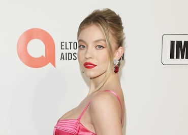 Sydney Sweeney presume su nuevo corte de pelo enredada en una toalla