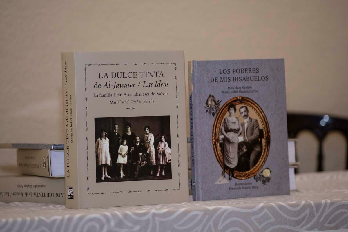 Los libros de Isabel Grañén y Mira Harp. (Foto: Esteban Torreblanca)