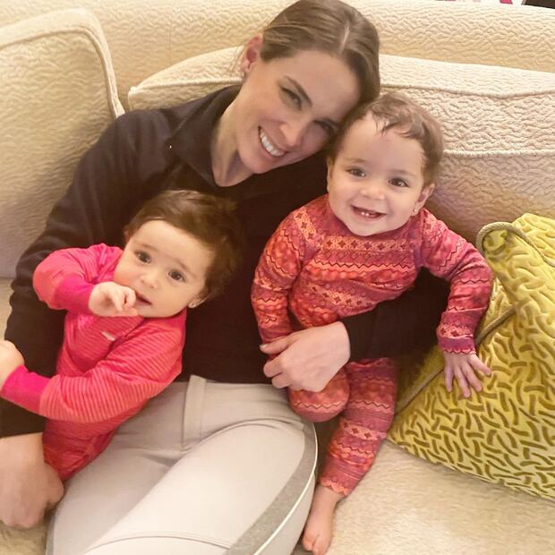 Jacky Bracamontes y Martín Fuentes celebran el primer año de Emilia y Paula en la playa y la nieve 
