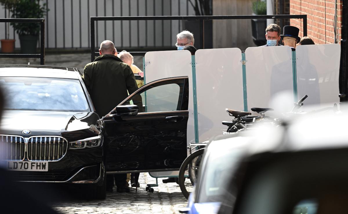 El príncipe Felipe, duque de Edimburgo, fue dado de alta