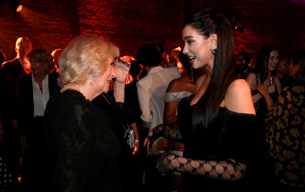 La reina consorte Camila y Dua Lipa protagonizan un icónico momento