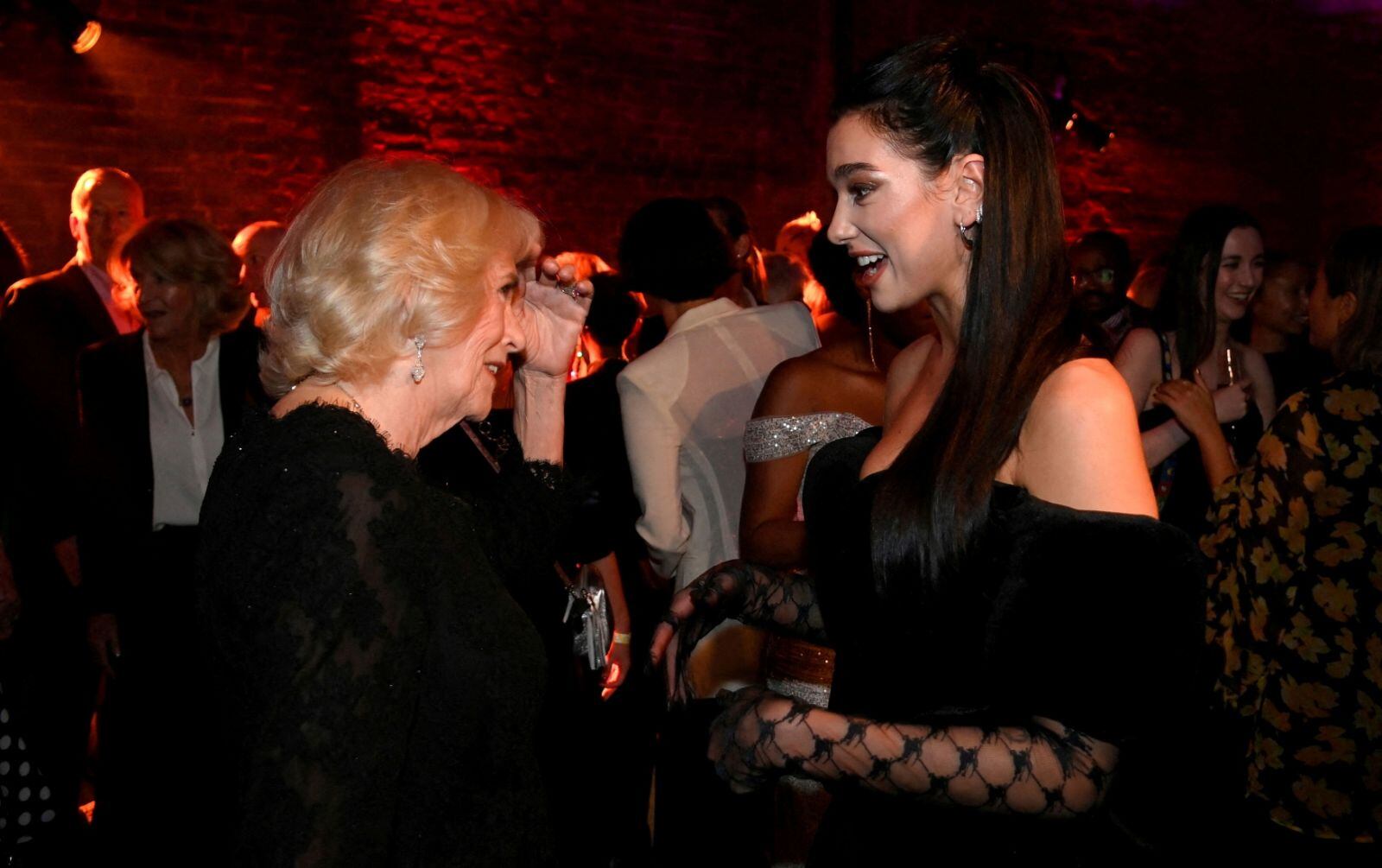 La reina consorte Camila y Dua Lipa protagonizan un icónico momento
