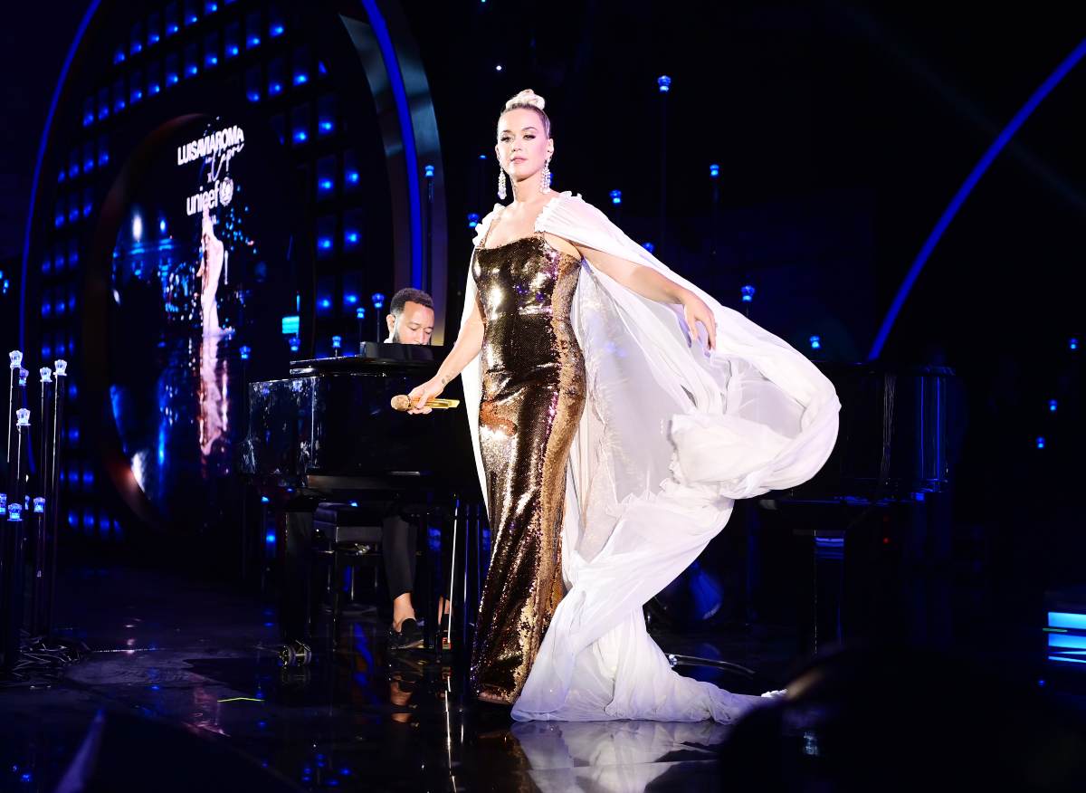 Katy Perry llega con su bebé a Italia y deslumbra con 2 looks en la gala de UNICEF