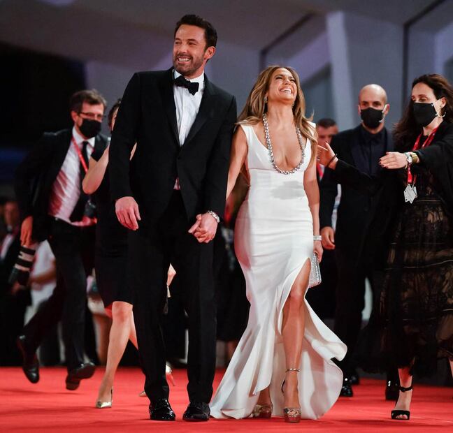 Jennifer Lopez paraliza Venecia con profundo escote en un look total white