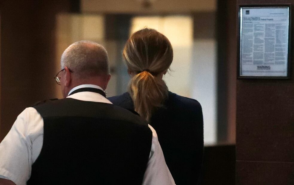 Felicity Huffman paga fianza de 250 mil dólares tras ser acusada de fraude