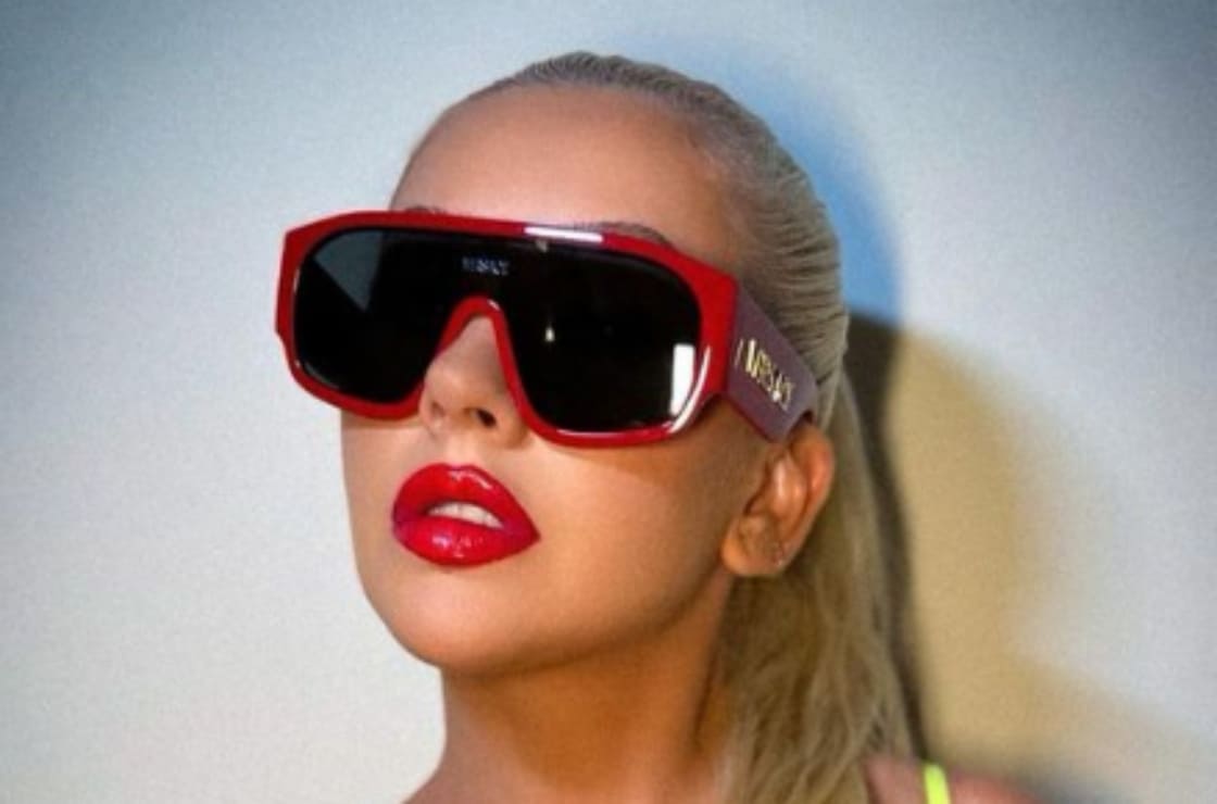 Christina Aguilera posa con llamativo y ajustado bodysuit para el verano