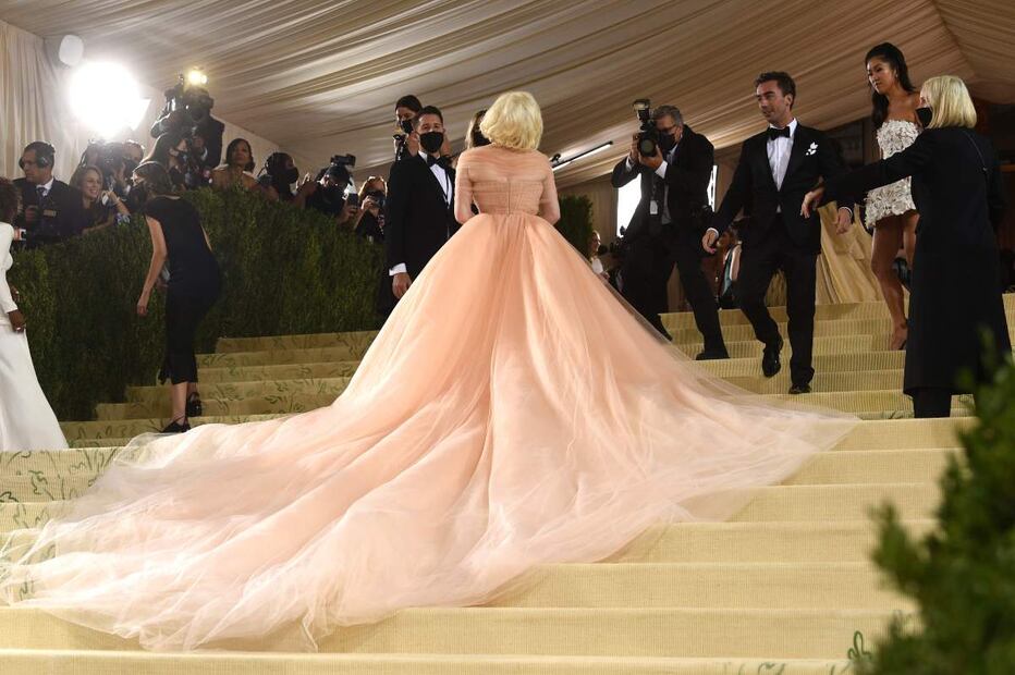 Billie Eilish desfila en el Met Gala transformada en Marilyn Monroe