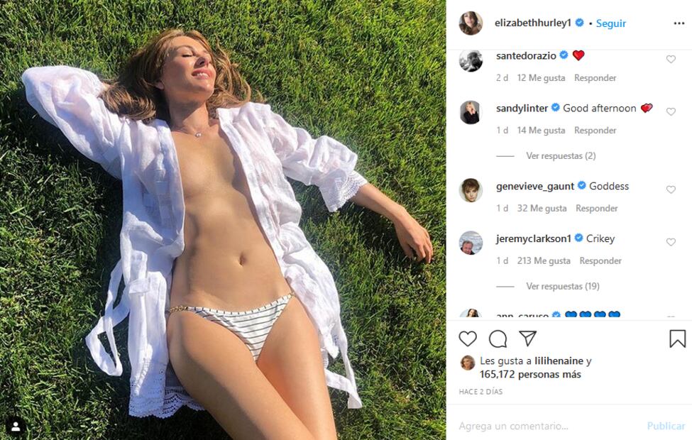 Elizabeth Hurley posa acostada en el pasto y deja poco a la imaginación