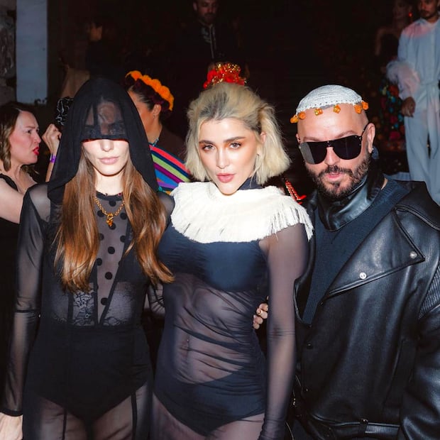 Cassandra Sánchez Navarro junto a Macarena Achaga en la Gala Día de Muertos de Vogue 2024 / Foto: Instagram