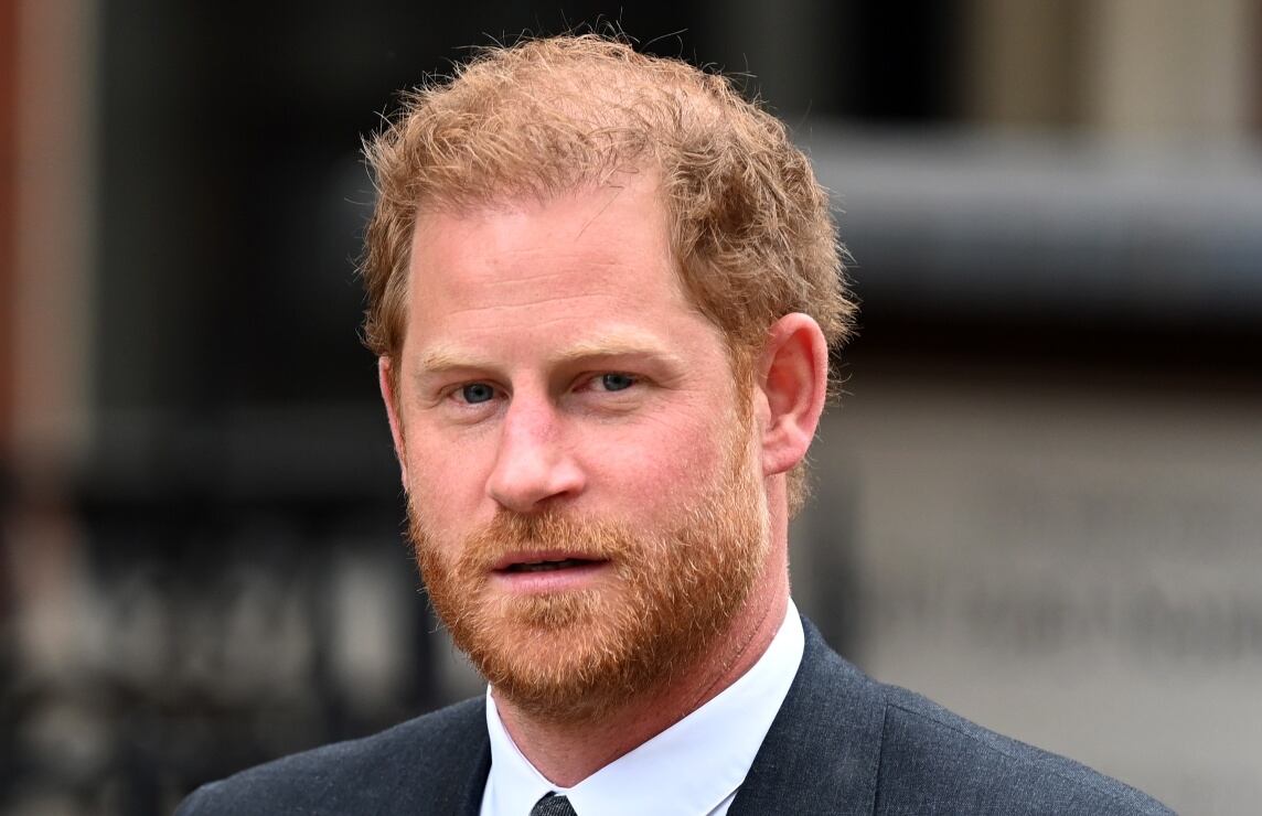 El príncipe Harry luce camisa Dior de 18 mil pesos en el último día de audiencia contra famoso tabloide