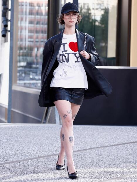 Ella Emhoff, hijastra de Kamala Harris, resplandece en la Fashion Week de Nueva York / Foto: AFP