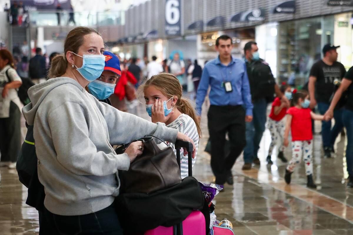 Médicos de EU no descartan que el coronavirus se contagie por aire