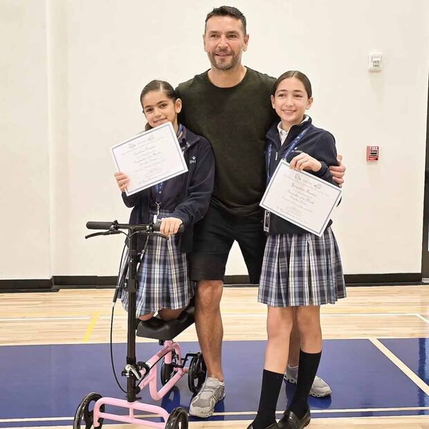 Martín Fuentes junto a sus hijas Jacqueline y Caro / Foto: Instagram