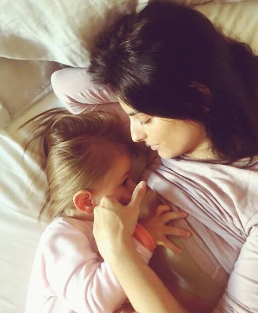Aislinn Derbez se despide de la lactancia materna con tierna fotografía
