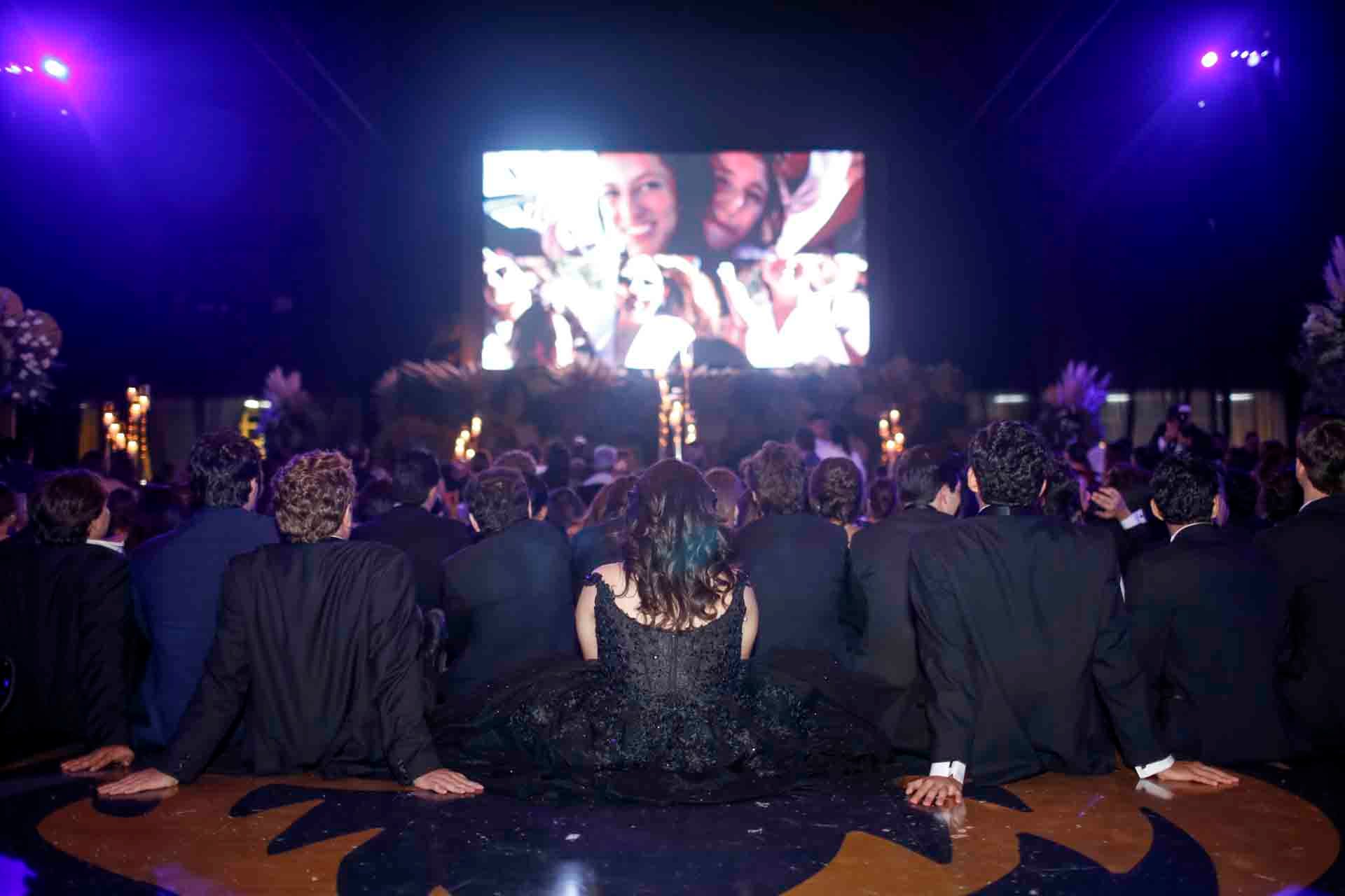 Viendo el video. (Foto: Esteban Torreblanca)