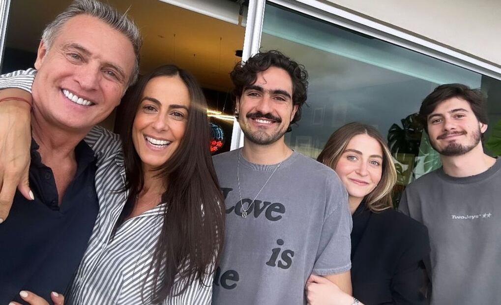 Paulina Mercado y sus hijos posan con Juan Soler y su hija / Foto: Instagram