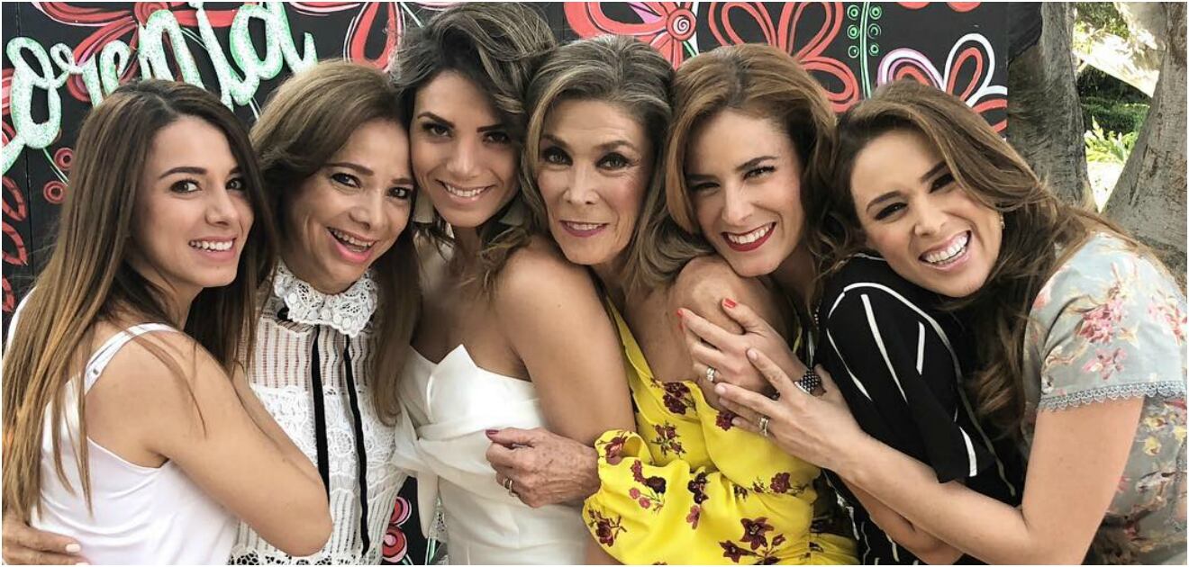 <p>La prometida de Chuy Bracamontes, Lorenia Martínez, celebró su despedida de soltera a lo grande con las mujeres de la familia Bracamontes.&nbsp;(Foto: Instagram: @jackybrv, @loreniamm, @revistaclase)</p>

<p>&nbsp;</p>

<p>&nbsp;</p>

