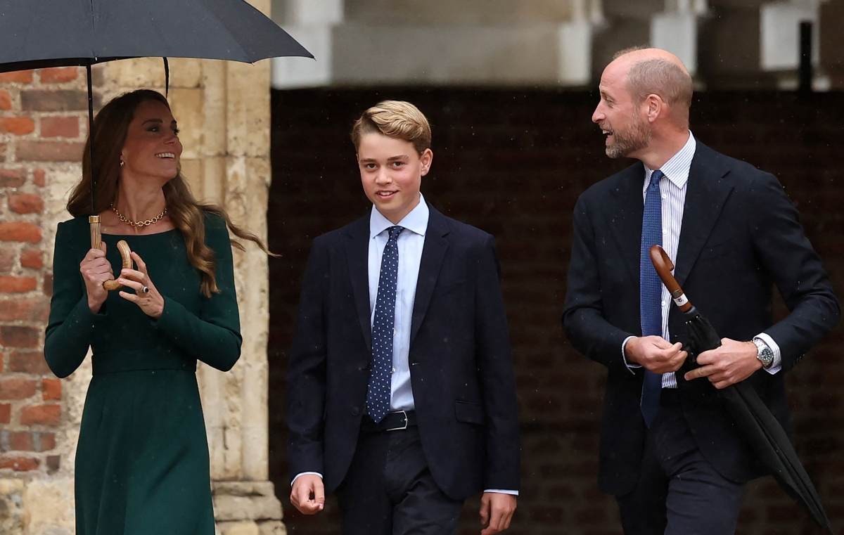 El príncipe George acompañado de sus papás (Foto: AFP)