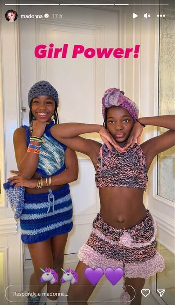 Las hijas gemelas de Madonna presumen sus lindos atuendos tejidos hechos por ellas