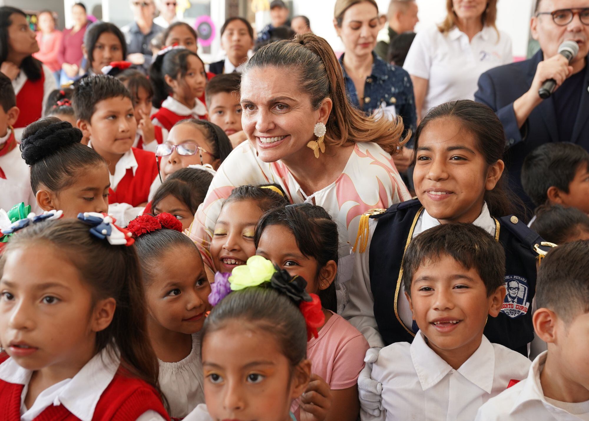 Alumnos de la escuela Alberto Curiel en Taxco y la socialité Sandra García-Sanjuán. (Foto: Héptor Arjona)