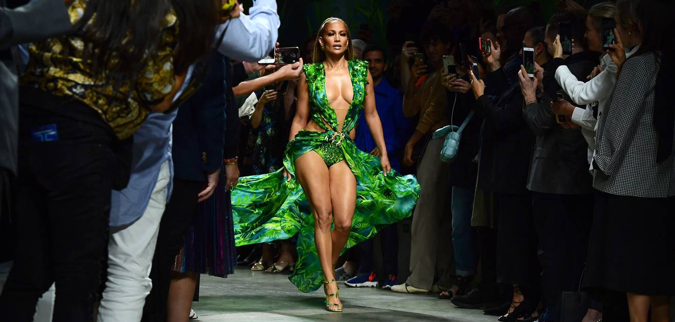 Jennifer Lopez desfila con el icónico vestido verde de Versace ¡espectacular!