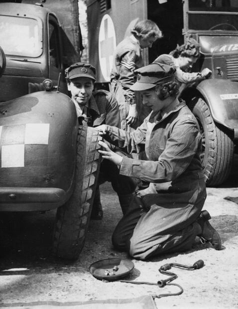 La reina Isabel II en imágenes de la Segunda Guerra Mundial