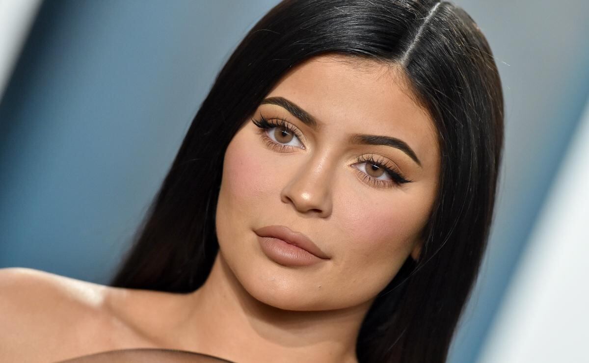 Kylie Jenner arde en crop top y jeans en viaje a París con Fai Khadra