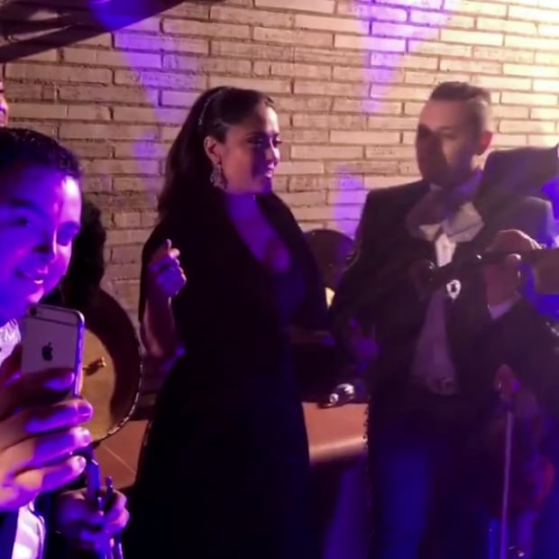 Mira cómo canta con mariachi Salma Hayek  