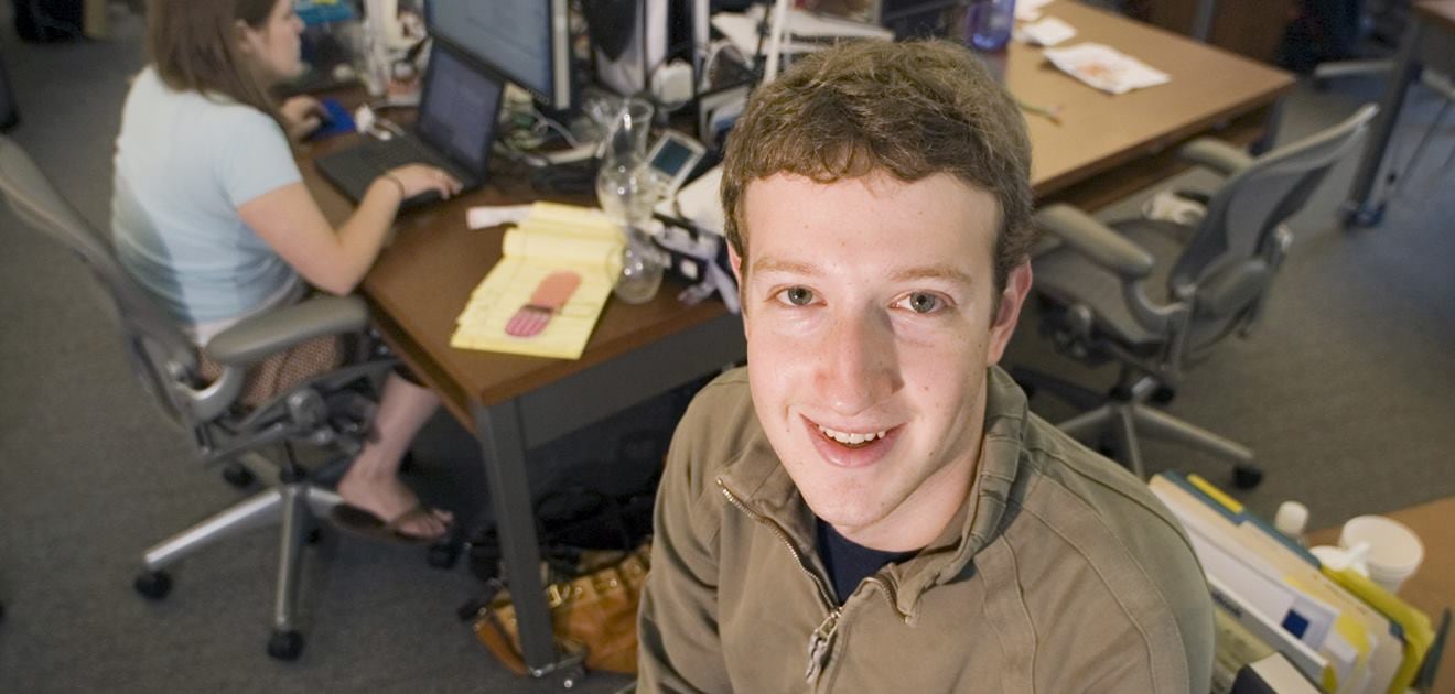 <p>Mark Zuckerberg abandonó sus estudios en informática para formar Coursematch, el antecedente de Facebook. <strong>(FOTO: Archivo)</strong></p>
