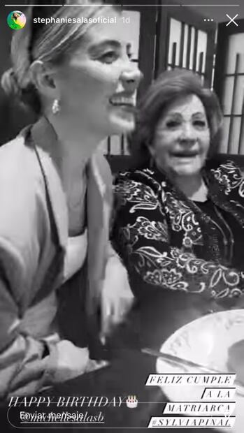 Michelle Salas celebra 32 años con una fiesta de los 70's en Acapulco