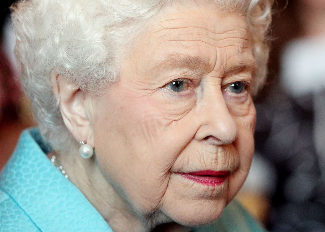 La reina Isabel II usa silla de ruedas debido a sus problemas de movilidad
