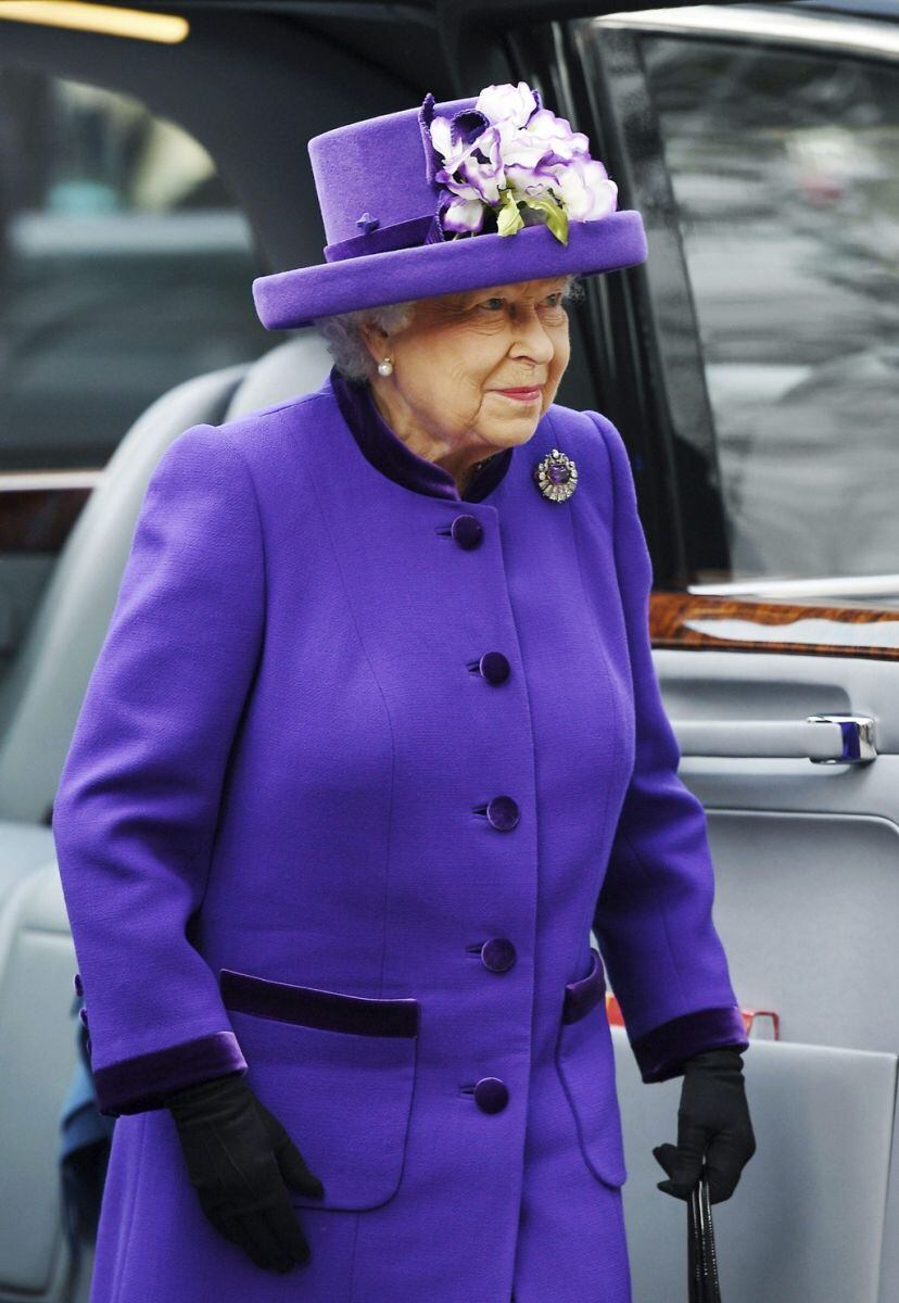 La reina Isabel II restaura la moda del sombrero