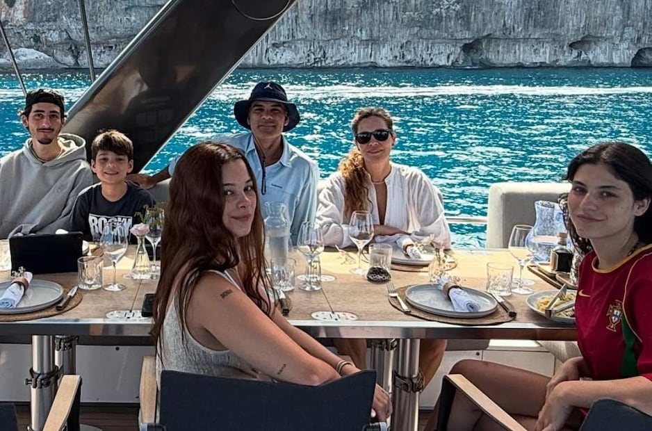 Rafael Márquez y Jaydy Michel junto a sus hijos Santiago, Leonardo, Manuela y Rafaela / Foto: Instagram @jaydymichel