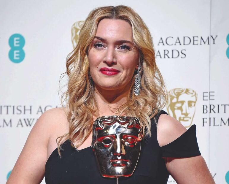 Mia Threapleton, hija de Kate Winslet, debuta en la alfombra roja con un little black dress off-shoulder