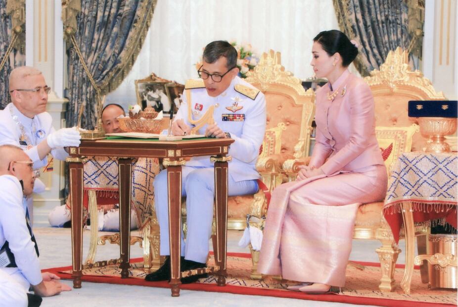 La polémica boda del rey de Tailandia y su guardaespaldas 