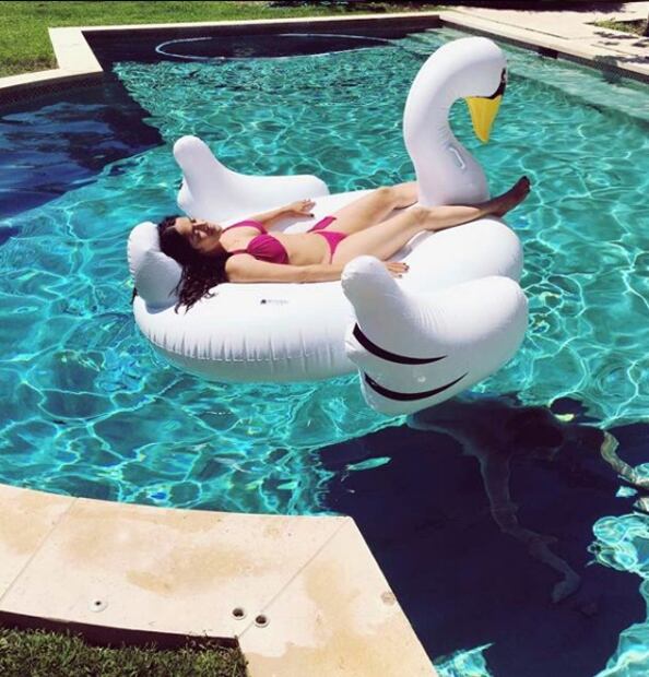 FOTO: Así luce Salma Hayek en bikini a sus 51 años